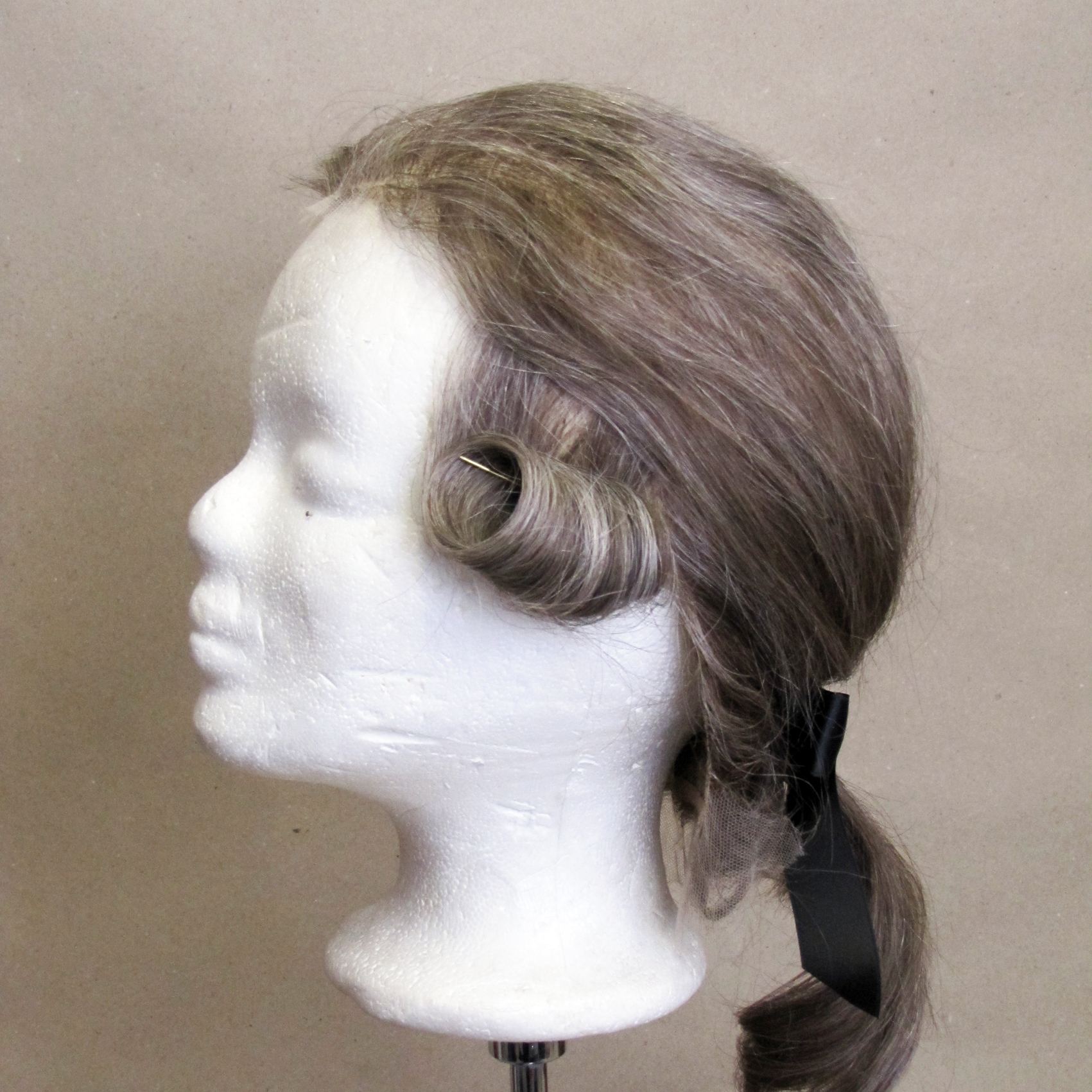 Graue Echthaarperücke lang