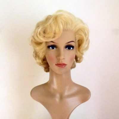 Hellblonde Damenperücke auf Perückenkopf im Stil Marilyn Monroe