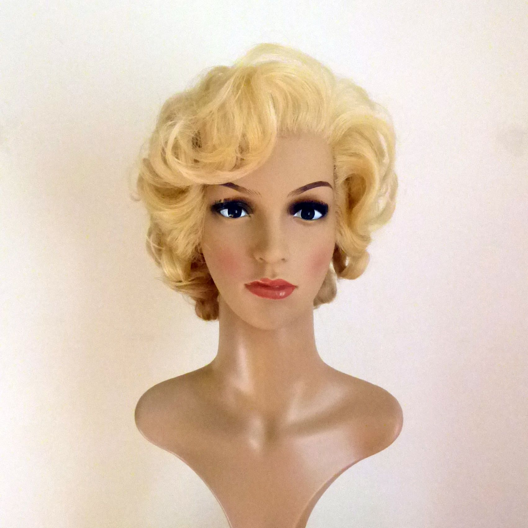 Hellblonde Damenperücke auf Perückenkopf im Stil Marilyn Monroe