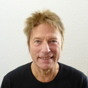 Hellbraune Mecki-Perücke am Model