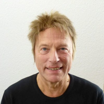 Hellbraune Mecki-Perücke am Model