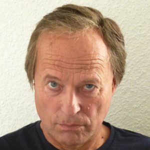 Dunkelblonde Herrenperücke