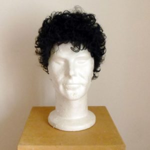 schwarz gelockte Herrenperücke