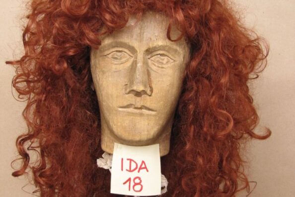 Rote lockige Kunsthaarperücke Ida 18